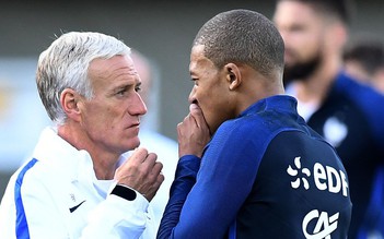 Mbappe đã làm gì mà HLV Deschamps phải lên tiếng giải thích?