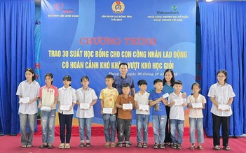 Vietcombank Thái Bình trao học bổng cho con công nhân tại Công ty may Hưng Hà