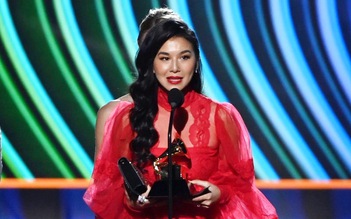 Nữ ca sĩ gốc Việt lần đầu thắng giải Grammy