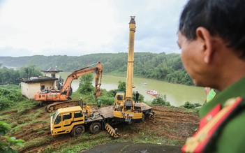 Vụ xe rác rơi từ cầu treo: Điều động nhiều phương tiện cỡ đại đến hiện trường