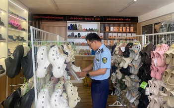 Xử phạt 2 cửa hàng bán dép Crocs giả