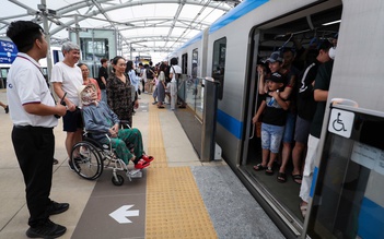 Metro chính thức chạy, người dân TP.HCM háo hức trải nghiệm