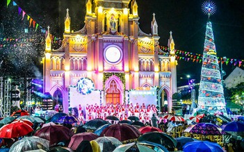 Đội mưa đón Giáng sinh ở nhà thờ Con Gà: 'Noel phải có đủ mưa và lạnh'