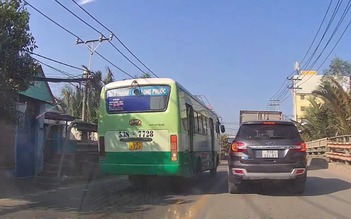 Tài xế xe buýt TP.HCM vượt ẩu bị đình chỉ 24 tháng
