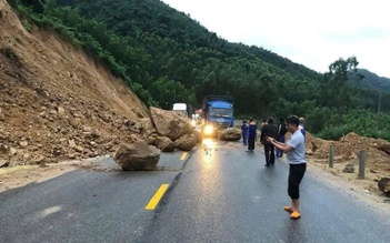 Đá 'khủng' rơi xuống chân đèo An Khê khiến nhiều tài xế lo ngại