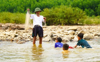 Tìm lại những anh hùng: Ngày trồng rừng, đêm đánh cá