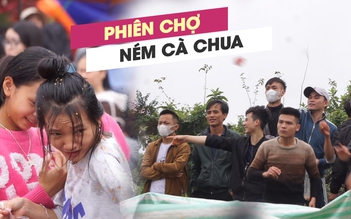 Độc lạ phiên chợ ném cà chua ở Thanh Hóa: Ném càng nhiều càng may mắn