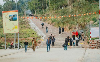 Leo 1.260 bậc thang lên núi Thần Đinh cầu bình an đầu năm