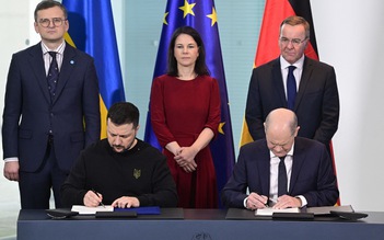 Tổng thống Ukraine ký kết thỏa thuận an ninh lịch sử với Đức, Pháp