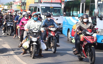 ‘Hết tết là hết tiền’, nhiều người kết thúc kỳ nghỉ tết sớm quay lại làm việc