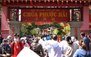 Hàng ngàn người đội nắng đợi đến giữa trưa để vào chùa cầu an ngày vía Ngọc Hoàng