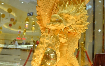 Người Hà Nội chen chân mua vàng, cửa hàng tung 'siêu phẩm' rồng vàng lớn nhất Việt Nam