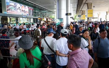 Trong một ngày, sân bay Tân Sơn Nhất đón gần 100.000 người trở lại TP.HCM sau tết
