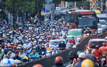 Sáng đầu tuần đường phố TP.HCM lại ùn ùn xe: 'Hết tết rồi, mong đầu năm suôn sẻ'