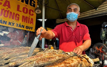 Cúng ông Táo, 'phố cá lóc nướng' ở TP.HCM đỏ lửa bán vài trăm con