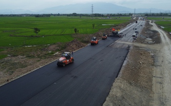 Hối hả thi công cao tốc Vân Phong - Nha Trang những ngày cận tết