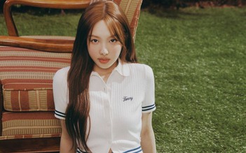 Nayeon (TWICE) khoe vẻ đẹp 'thanh xuân vườn trường' trong bộ ảnh mới