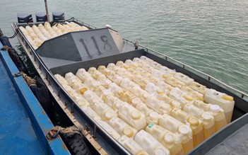 Quảng Ninh: Bắt giữ xuồng máy chở 250 can xăng lậu trên biển