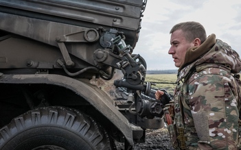 Xung đột sang năm thứ ba, Ukraine vẫn thua sút về binh sĩ, vũ khí