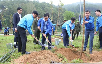 Chủ tịch Quốc hội Vương Đình Huệ trồng hoa ban tại di tích Truông Bồn