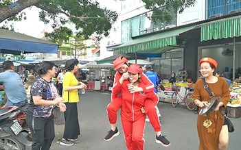 ‘Táo’ hào hứng vì khán giả chợ Núi Đèo quá nhiệt