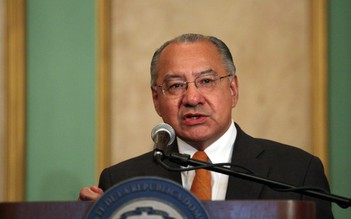 Cựu Đại sứ Mỹ thừa nhận do thám giúp Cuba suốt 4 thập niên