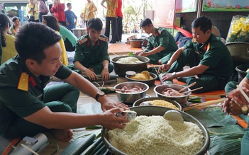 Hàng trăm người cùng tham gia thi gói, nấu bánh tét