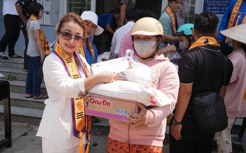 Nghệ sĩ, doanh nhân Đức Xuân tặng quà tết cho bà con nghèo vùng biên giới