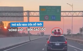 Tài xế để trẻ thò đầu qua cửa sổ trời ô tô, ‘hóng gió’ trên cao tốc