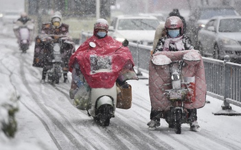 Về quê ăn tết, người Trung Quốc khổ vì mưa tuyết