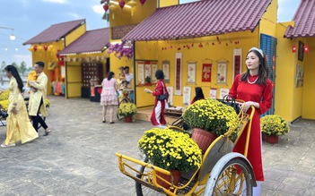 Phố hoa tết rộng 800 mét vuông ở Hậu Giang thu hút cả trăm người đến check-in