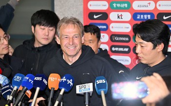 HLV Klinsmann bị la ó ở sân bay, phủ nhận việc Son Heung-min từ giã đội tuyển