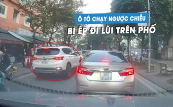 Ô tô con 'cướp làn', chạy ngược chiều bị ép đi lùi trên phố