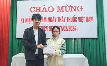 Trao tiền bạn đọc giúp đỡ em Diệu Linh