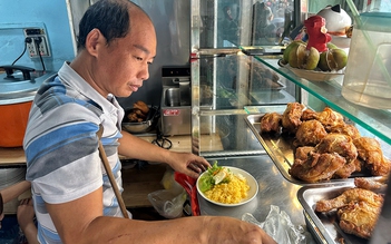 Niềm vui bất ngờ của người đàn ông chống nạng bán cơm gà ở TP.HCM