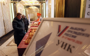 Người Nga đi bỏ phiếu, Ukraine tấn công biên giới