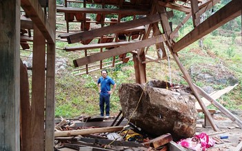 Quảng Nam: Nổ mìn, tảng đá khoảng 4 tấn lăn xuống đè sập nhà dân