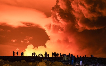Bầu trời 'rực cháy' trong đêm núi lửa phun trào ở Iceland