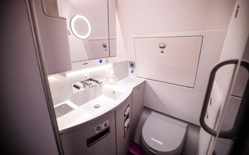 Nhà vệ sinh trên máy bay hoạt động như thế nào ở độ cao 10.000m?