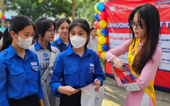 Gian hàng tư vấn mùa thi Nha Trang thu hút hàng ngàn học sinh