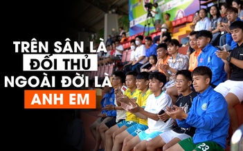 ĐH Kinh tế-ĐH Huế đi cổ vũ ĐH TDTT Đà Nẵng: 'Trên sân là đối thủ, ngoài đời là anh em'