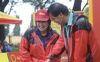 NSND Thanh Lam đội mưa, đi chân đất làm thử thách vì trẻ mồ côi