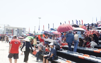 Người dân và du khách đội nắng xem đua mô tô nước tại vịnh Thị Nại