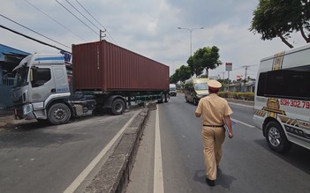 Cửa ngõ tây bắc TP.HCM ùn ứ vì xe container tông dải phân cách