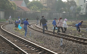 Bạn trẻ làm sạch nhà ga, đường sắt để đón tàu du lịch Huế - Đà Nẵng