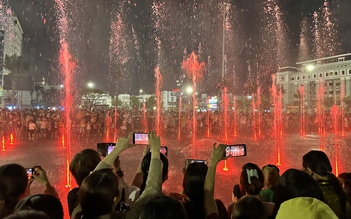 Sàn nhạc nước 'khủng’ ở quảng trường 29.3 Đà Nẵng thu hút hàng ngàn người xem