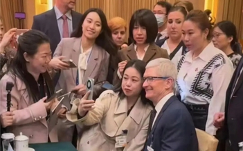CEO Tim Cook bị 'vây quanh' chụp ảnh bởi người dùng Huawei