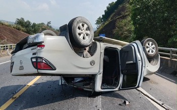 Xe bán tải lật ngửa trên cao tốc La Sơn - Túy Loan, 2 người bị thương