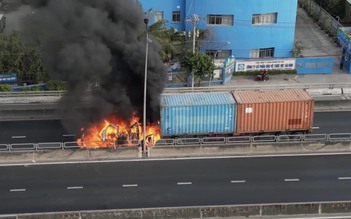 TP.HCM: Cháy xe container trên cầu Phú Mỹ