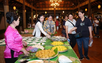Người dân TP.HCM thích thú bánh dân gian cùng nghệ nhân trong lễ hội ẩm thực Việt